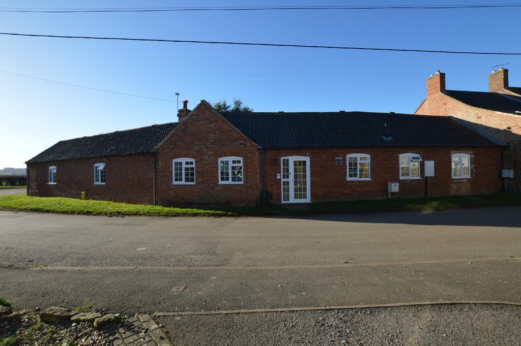 Woolsthorpe Lane, Muston, NG13 3 bed bungalow to rent £1,295 pcm (£