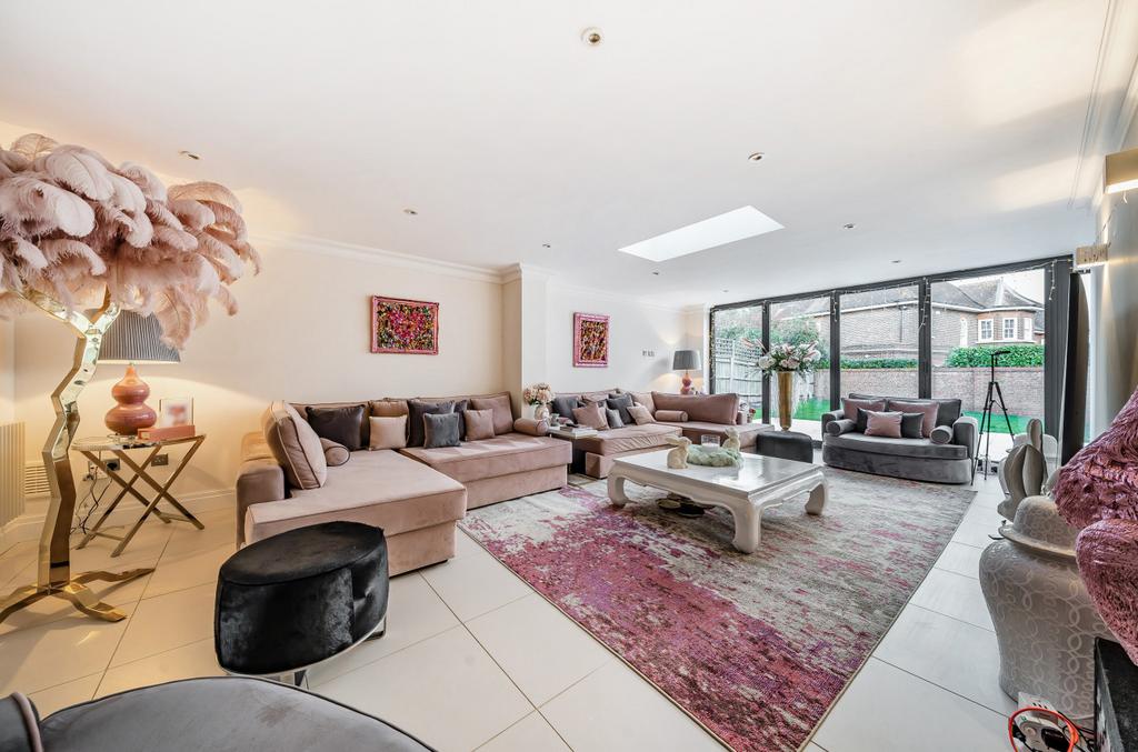 Charlotte Court, Esher, Surrey, KT10 6 bed detached house for sale £