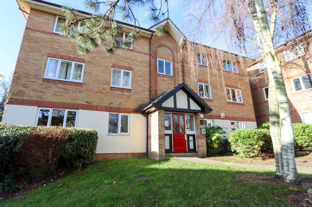Epping, Epping CM16 1 bed flat to rent £1,050 pcm (£242 pw)