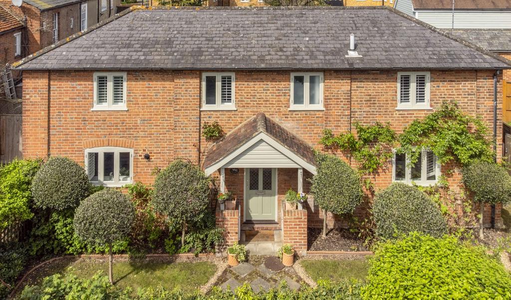 Portsmouth Road, Cobham, KT11 3 bed detached house for sale £795,000