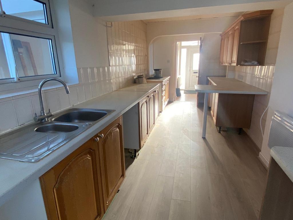 Laurel Avenue, Gravesend, Kent, DA12 5QP 3 bed terraced house to rent £1,650 pcm (£381 pw)