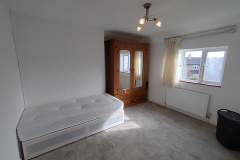 1 bedroom in a house share to rent, Cherry Crescent, Brentford TW8