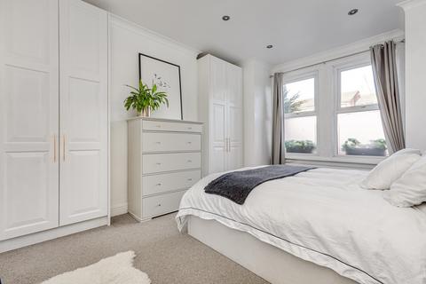 2 bedroom flat for sale, Crown Villas, Avenue Road, London