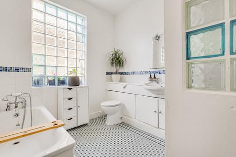 4 Crown Villas, London, W3 8NN