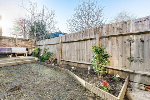 4 Crown Villas, London, W3 8NN
