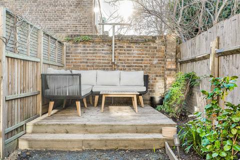 4 Crown Villas, London, W3 8NN