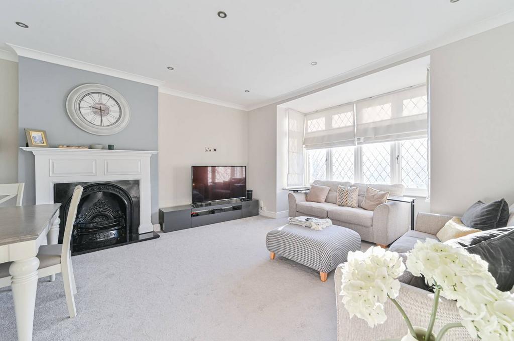Streatham Common North, Streatham Common, London, SW16 3 bed flat to