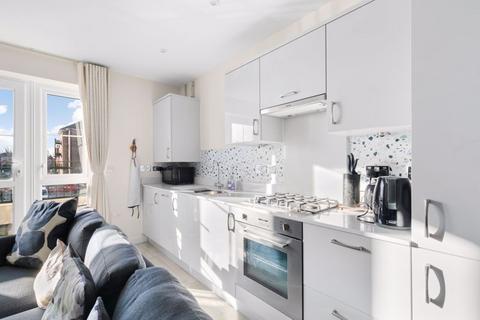 2 bedroom flat for sale, Bell Farm Way, Hersham, Walton-on-Thames