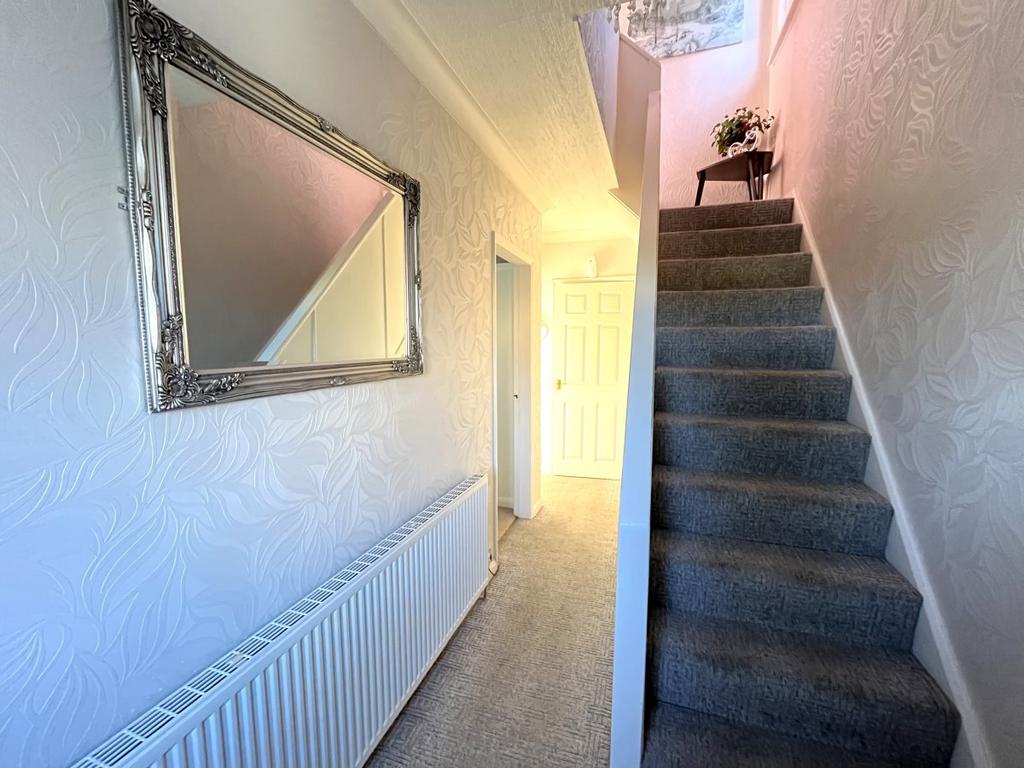 Queens Drive, Ossett 3 bed semidetached house £285,000