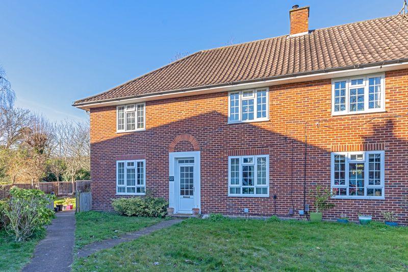 Gloucester Close, Portsmouth Road, Thames Ditton, KT7 2 bed apartment