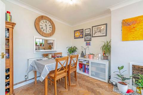 2 bedroom apartment for sale, Gloucester Close, Portsmouth Road, Thames Ditton, KT7