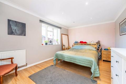 2 bedroom apartment for sale, Gloucester Close, Portsmouth Road, Thames Ditton, KT7