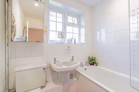 8 Gloucester Close, Thames Ditton, KT7 0EW