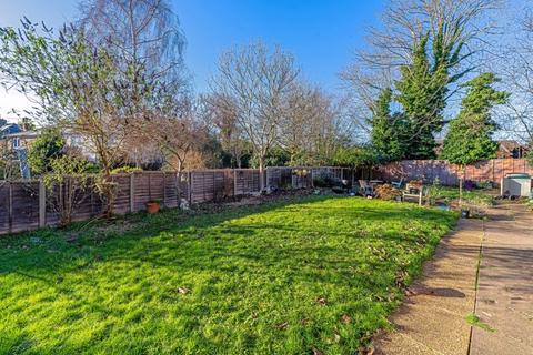 8 Gloucester Close, Thames Ditton, KT7 0EW