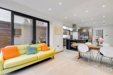 4 Priory Avenue, London, N8 7RN