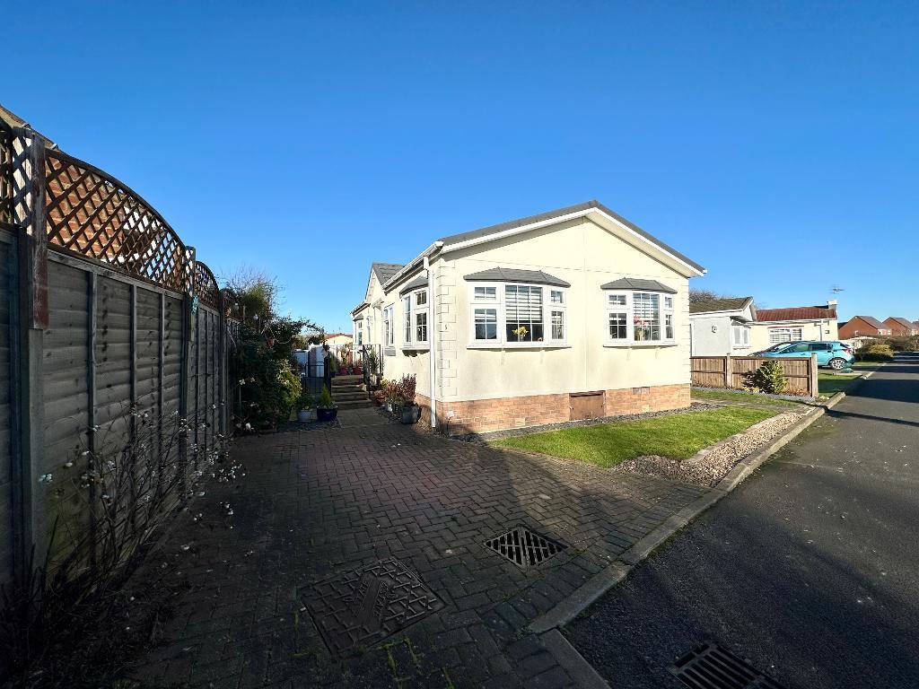 Laburnham Avenue, Wilstead, Bedfordshire, MK45 3WJ 2 bed park home for