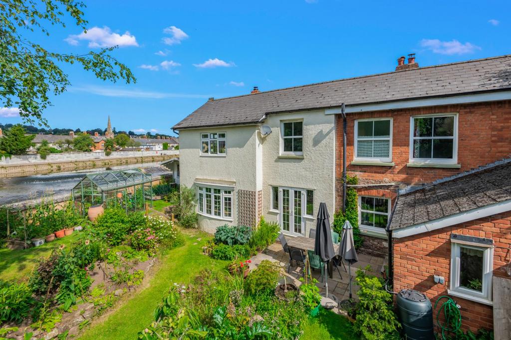 Ham Place, Tiverton, Devon, EX16 3 bed detached house for sale £350,000