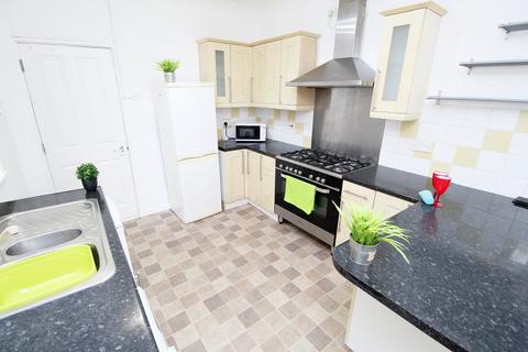 4 bedroom terraced house to rent, Henley Road, Southsea