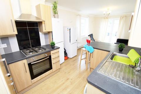 5 bedroom terraced house to rent, Harrow Road, Southsea