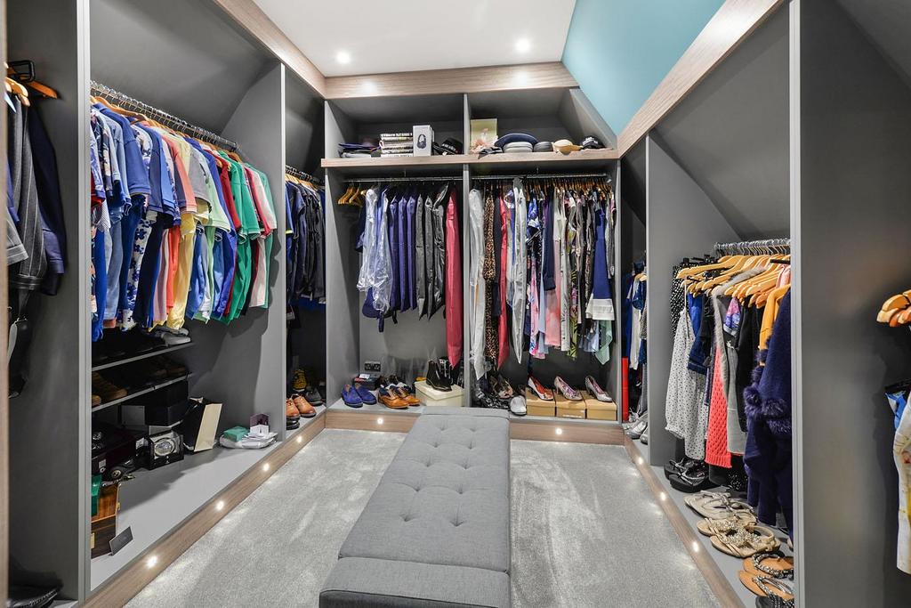 Master Walk In Wardrobe