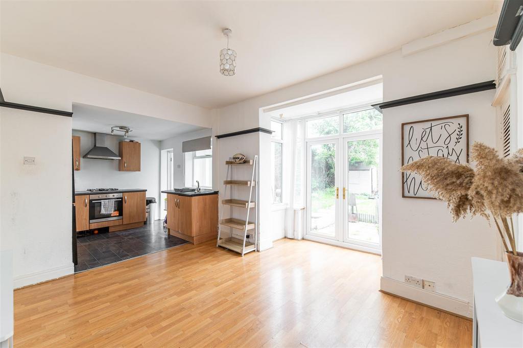 Billy Mill Avenue, North Shields... 2 bed semidetached house £850 pcm (£196 pw)
