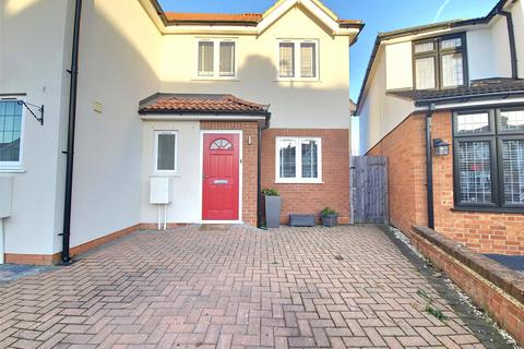 3 bedroom semi-detached house to rent, Woodlands Road, Romford, RM1