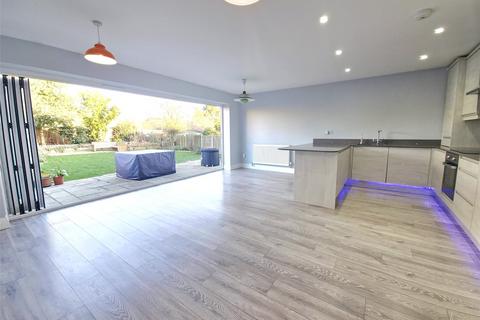 3 bedroom semi-detached house to rent, Woodlands Road, Romford, RM1