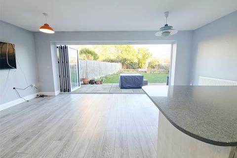 3 bedroom semi-detached house to rent, Woodlands Road, Romford, RM1