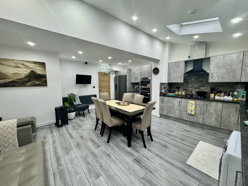KITCHEN-LOUNGE 2.jpg