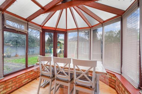 12 Fairacres, Tadworth, KT20 5QT