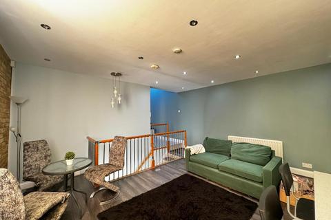 3 bedroom apartment to rent - Manor Lane, London
