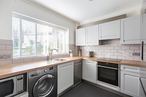 49 Manor Forstal, New Ash Green, Longfield, DA3 8JG