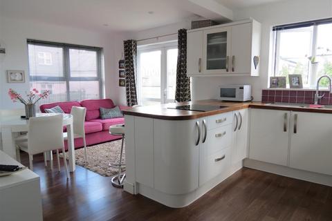 2 Lovering Road, St Austell, PL25 3QH