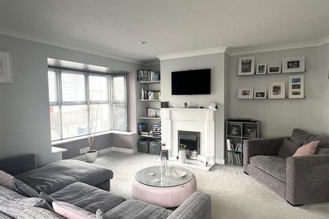 2 Lovering Road, St Austell, PL25 3QH