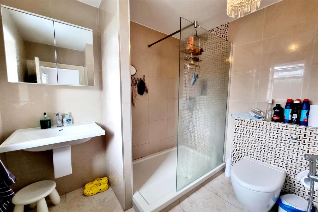 En suite shower room: