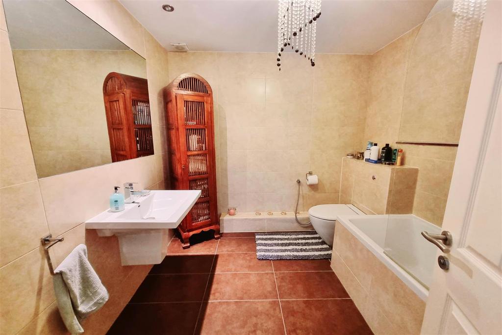 Large family bathroom: