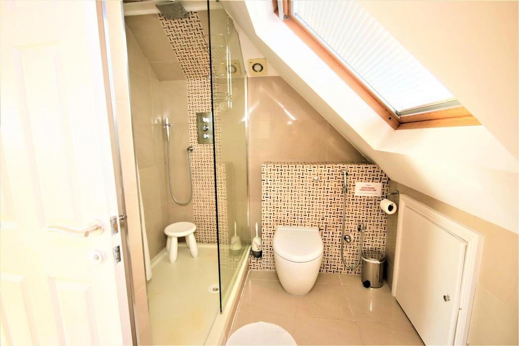 En suite to bedroom 5/loft room: pic. 1