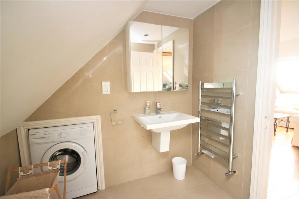 En suite to bedroom 5/loft room: pic. 2