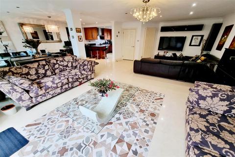 16 Cheriton Close, Barnet, EN4 9TX