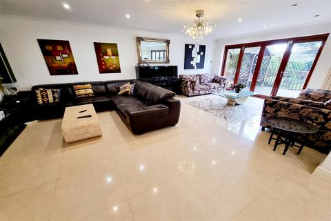 16 Cheriton Close, Barnet, EN4 9TX
