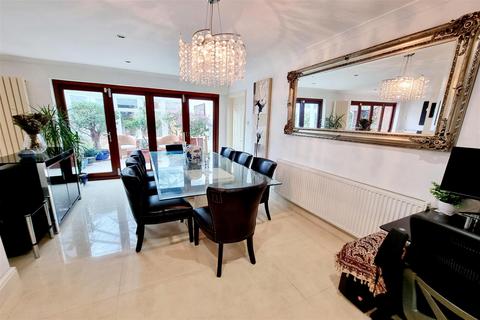 16 Cheriton Close, Barnet, EN4 9TX