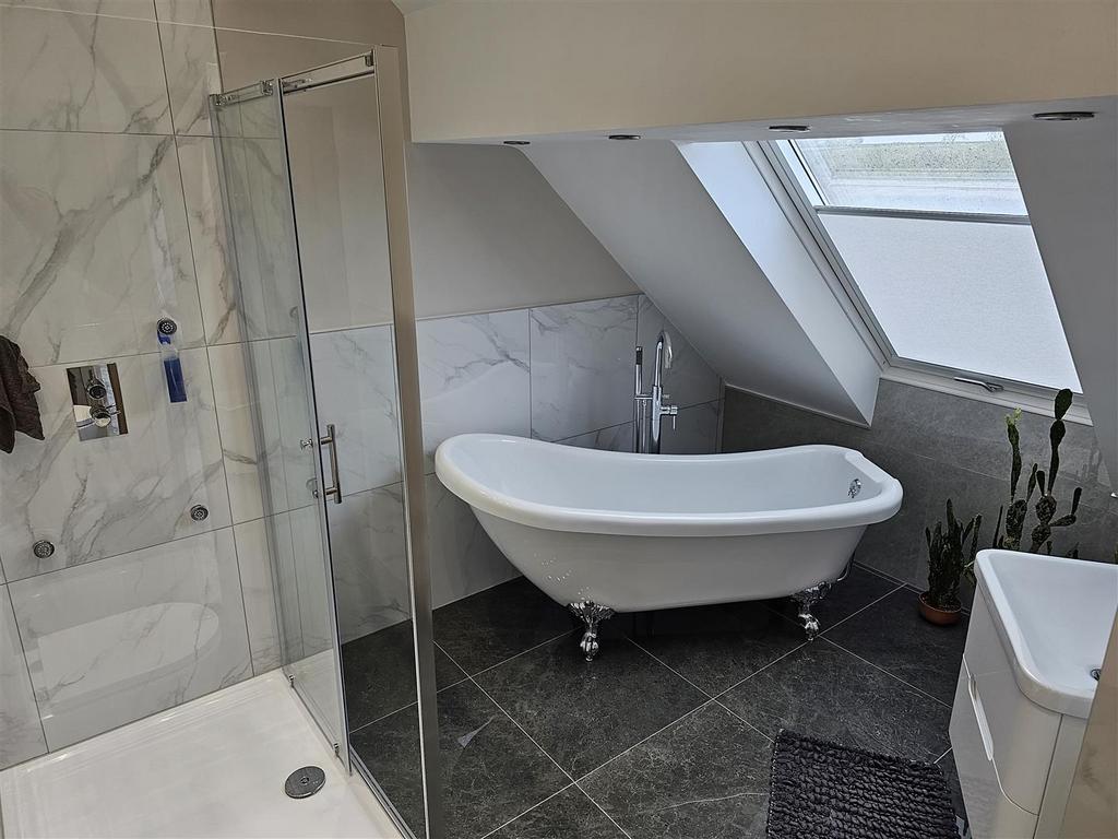 Master ensuite.jpg