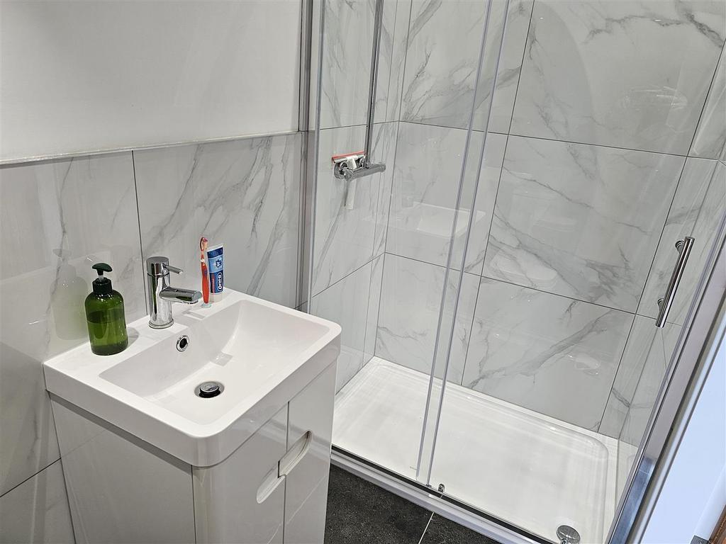 2nd shower room.jpg