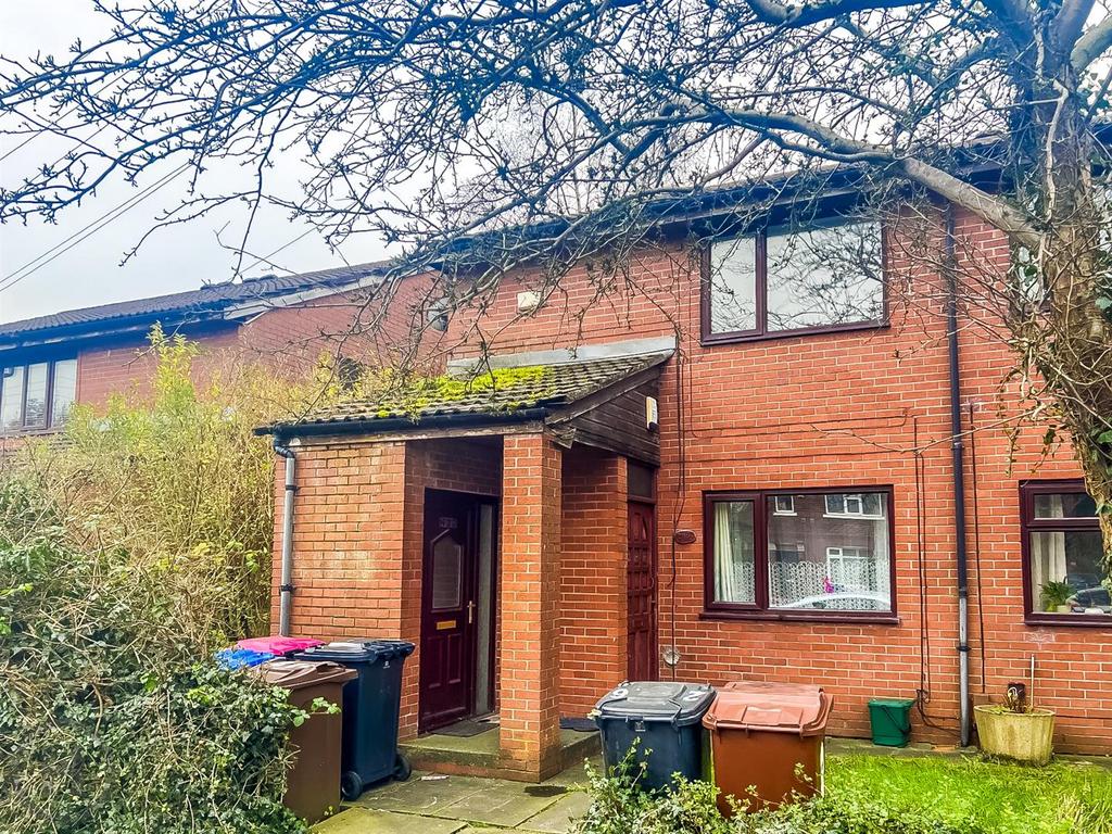 Cleggs Lane, Little Hulton, Manchester 2 bed apartment £775 pcm (£179 pw)