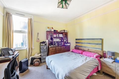 3 bedroom flat for sale, St. Pauls Avenue, London NW2