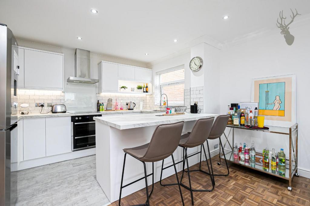 Palmerston Road, Buckhurst Hill IG9 2 bed flat for sale £375,000