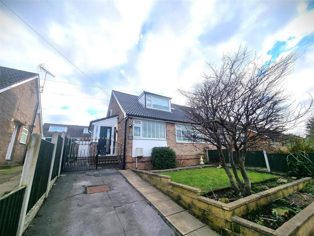 Cherry Tree Drive, Farsley, Pudsey 3 bed semidetached bungalow for