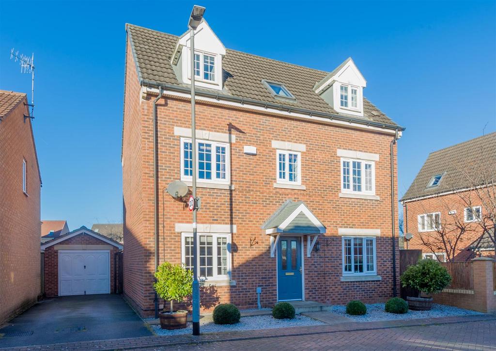 Ironstone Drive, New Farnley, Leeds 4 bed detached house for sale £