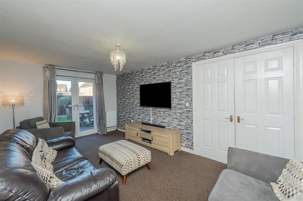 Ironstone Drive, New Farnley, Leeds 4 bed detached house for sale £
