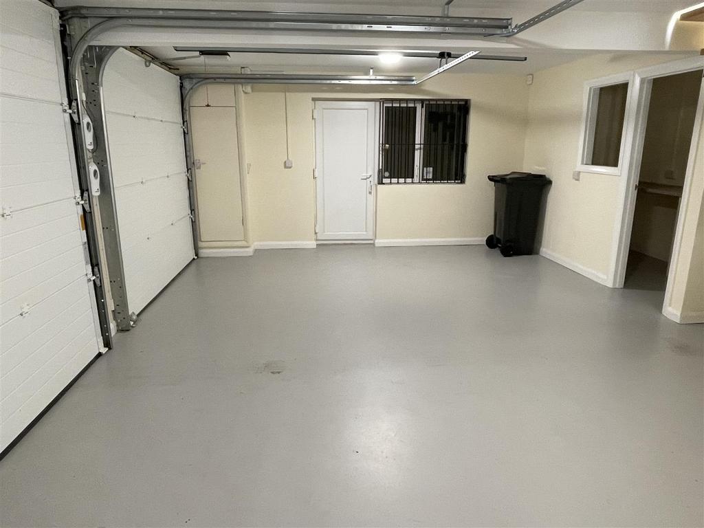 Double Garage &amp; Utility Area